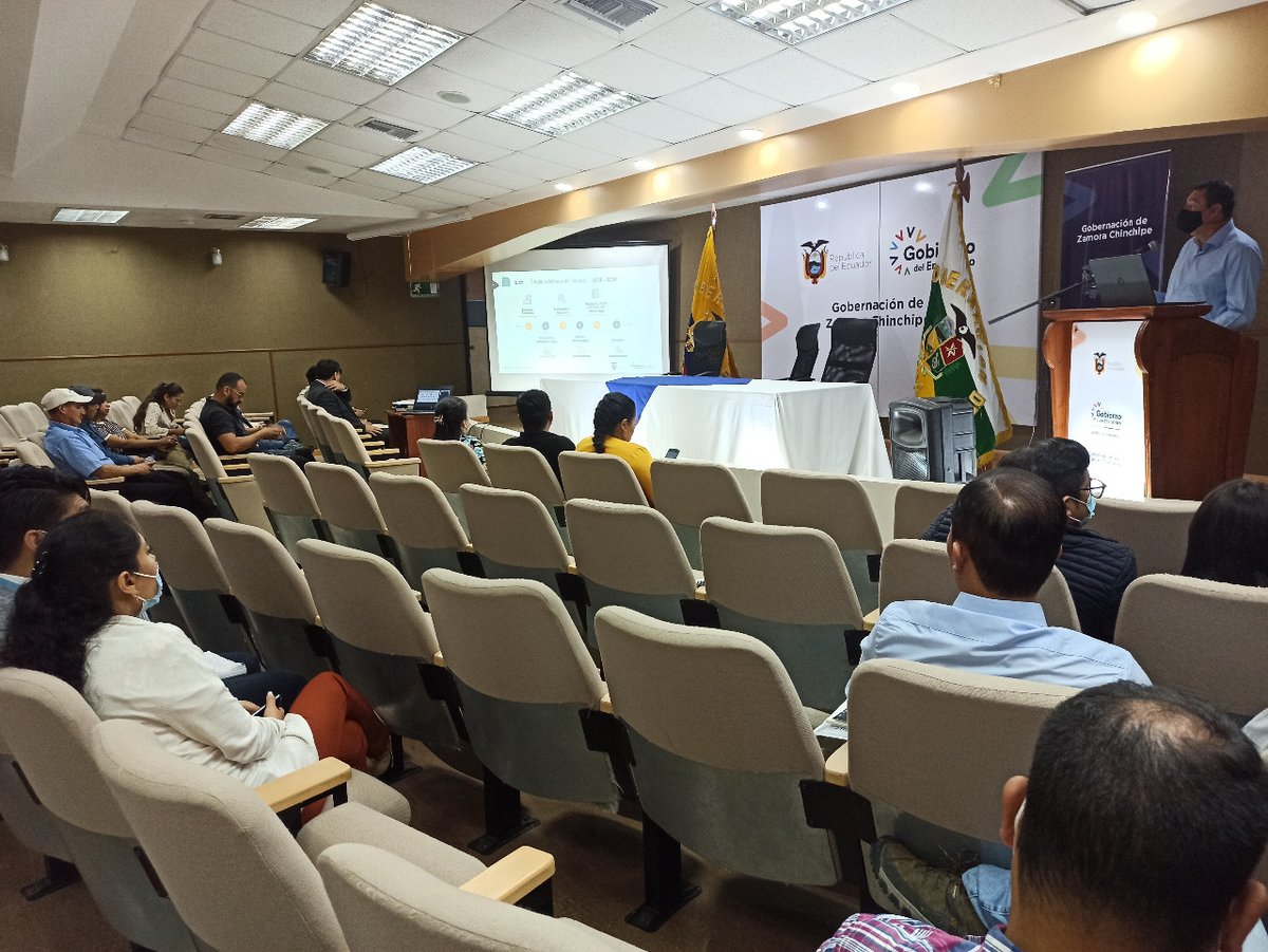 ViceminEnergia's tweet photo. 📌[AGENDA]
📍El Coordinador Zonal Sur, Alvaro Sánchez, junto a funcionarios de @goberzamora y @Ambiente_Ec, expusieron sobre la política minera a representantes de comunidades de la zona de influencia de proyecto Fortuna, operado por @Lucky_Minerals.

#MineríaProcesosResponsables https://t.co/K81nrE1keC