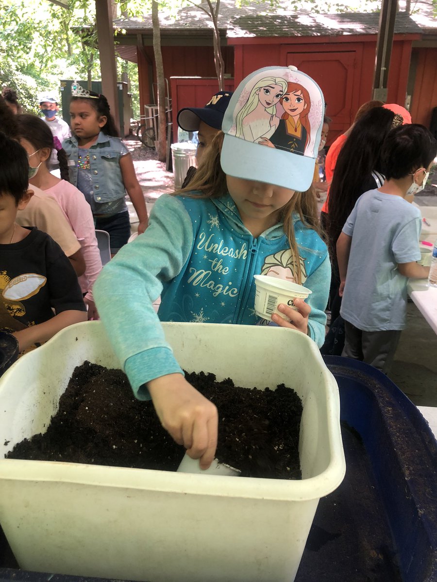 MsLaynesClass's tweet photo. Thank you Hidden Oaks Nature Center for a fun day learning about how animals change and grow. @FCPSR2 @FreedomHillES @fairfaxparks #fhhighlights https://t.co/A14GkW78v3