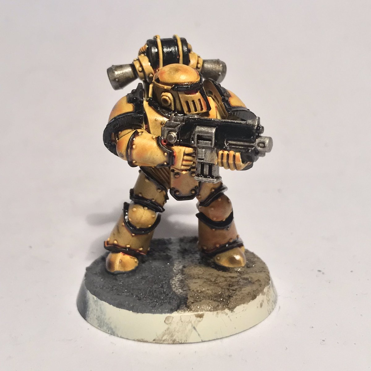 Vulkans_Forge's tweet photo. Put together a little test for a base scheme for the #ImperialFists to see which I like 😁 meanwhile I put some initial layers on an #Obliterator for the little #RedCorsairs project I have on the go too 😅 #WarhammerCommunity #PaintingWarhammer #SpaceMarines #HorusHeresy #Chaos https://t.co/xKhF9UInov