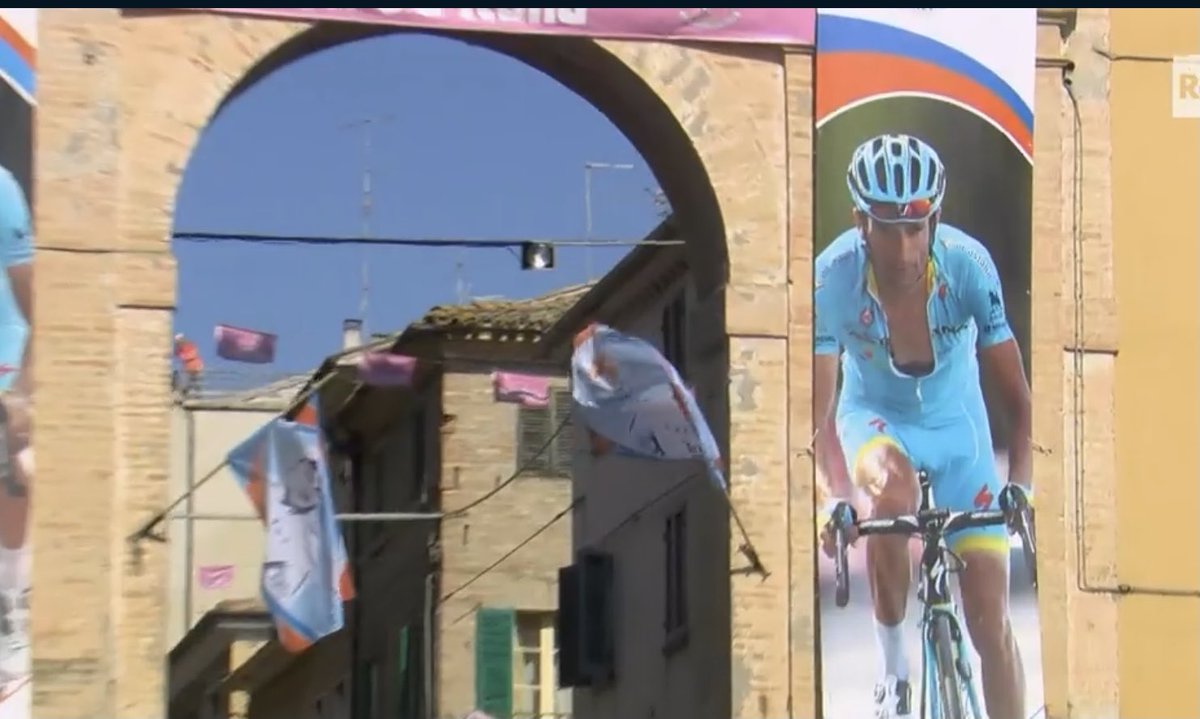 destefanoaless's tweet photo. Il @giroditalia che mi manca. Mi mancherà per sempre #MicheleScarponi #Filottrano ❤️ https://t.co/vWD77l2Msk