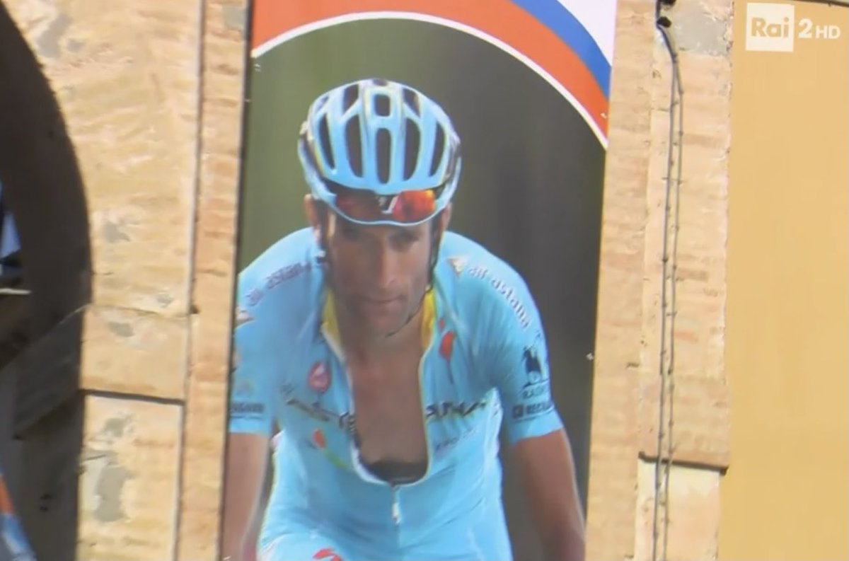 destefanoaless's tweet photo. Il @giroditalia che mi manca. Mi mancherà per sempre #MicheleScarponi #Filottrano ❤️ https://t.co/vWD77l2Msk