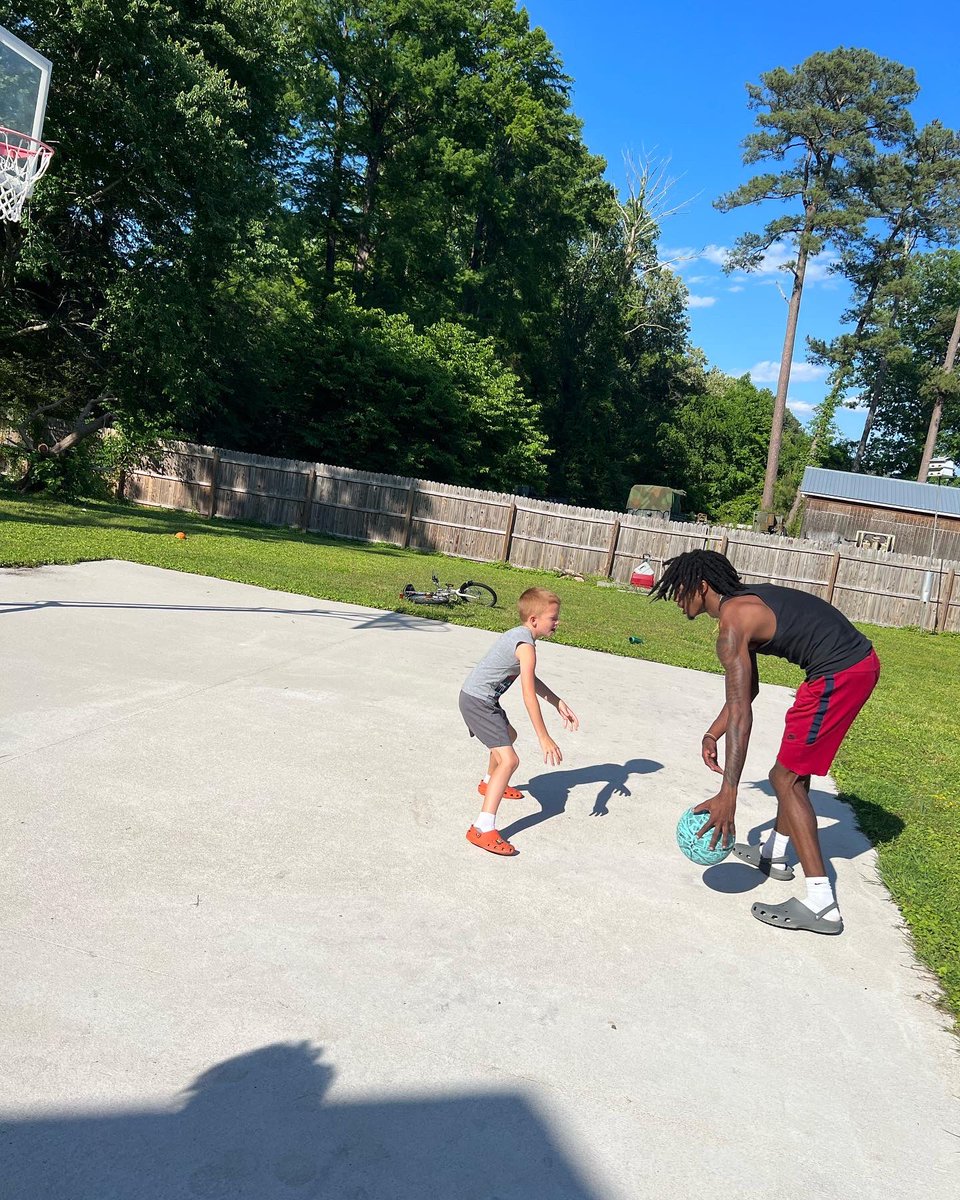 Coach3johnson's tweet photo. @RayFazo2x @svpreme_2x and Castro on day 1 of a 30 day challenge! This summer is all about #investedoverinterested #workout #757 https://t.co/izVm6YYwDb