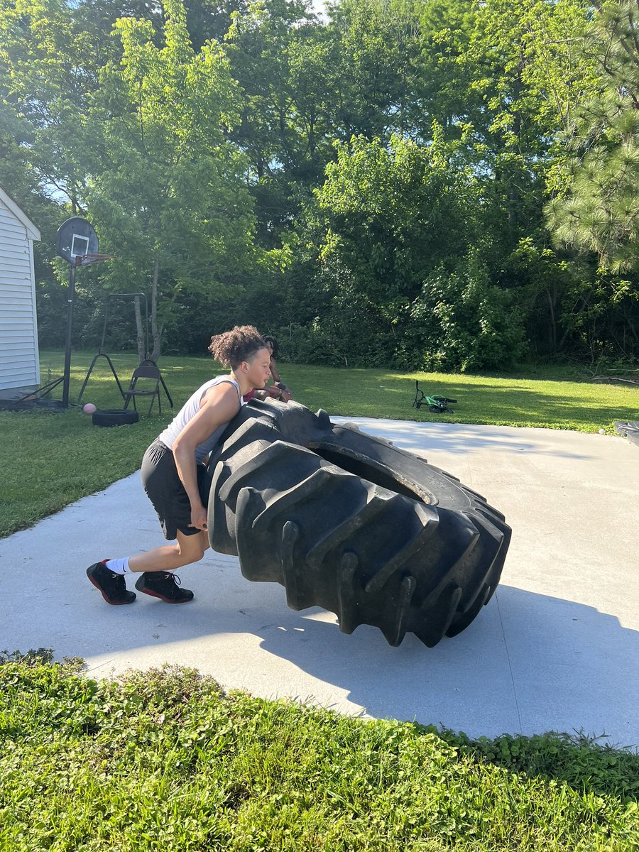 Coach3johnson's tweet photo. @RayFazo2x @svpreme_2x and Castro on day 1 of a 30 day challenge! This summer is all about #investedoverinterested #workout #757 https://t.co/izVm6YYwDb