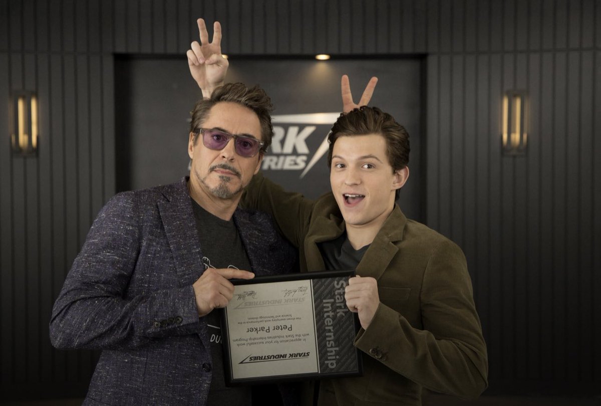 parkersarchive's tweet photo. photo of tony stark and peter parker from avengers: endgame (2019) https://t.co/8wjDeDr443