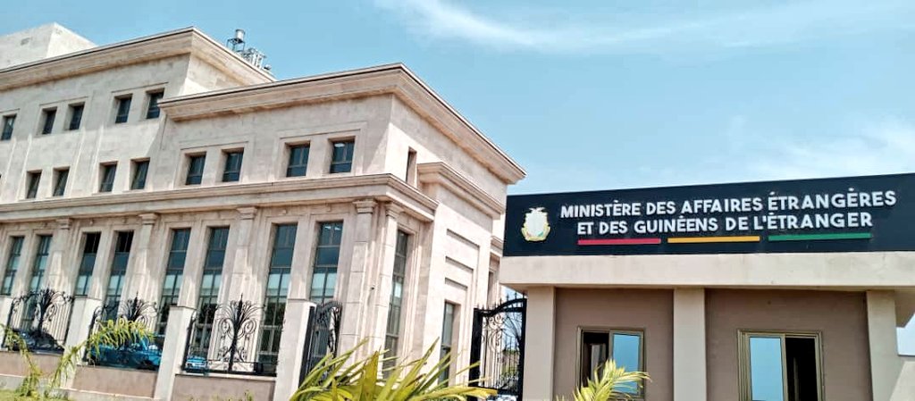 bahoro09's tweet photo. Notre administration. Une vue sur ce bâtiment flanbant neuf, siège de la diplomatie Guinéenne.

Ministre actuel, le Dr @morissanda.

#Guinée #DiplomatieGn #GouvGn #AdministrationGN #Kibaro https://t.co/hHvwDwFVEP