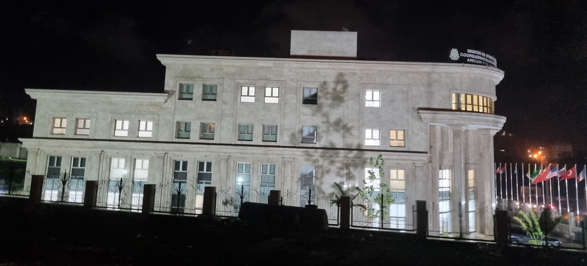 bahoro09's tweet photo. Notre administration. Une vue sur ce bâtiment flanbant neuf, siège de la diplomatie Guinéenne.

Ministre actuel, le Dr @morissanda.

#Guinée #DiplomatieGn #GouvGn #AdministrationGN #Kibaro https://t.co/hHvwDwFVEP