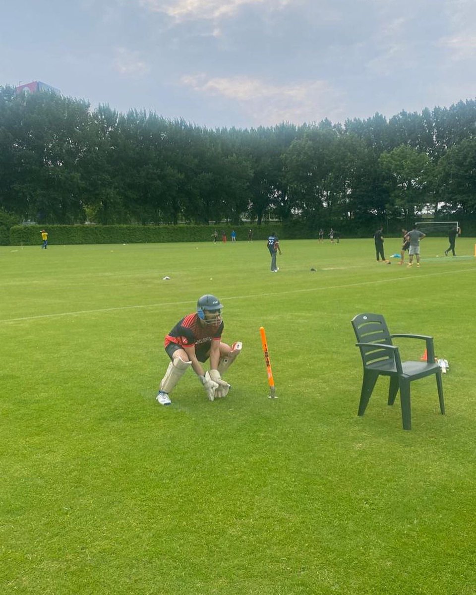 vvvCricket's tweet photo. Today we had some special guests at our training! Ex Dutch International and player of Sparta Cricket Club (Mudassar Bukhari) shared his experience with our fast bowlers! Mohsin Salman did help the wicketkeepers with fielding drills! #ThanksForTheSupport https://t.co/ORbY0TWv7H