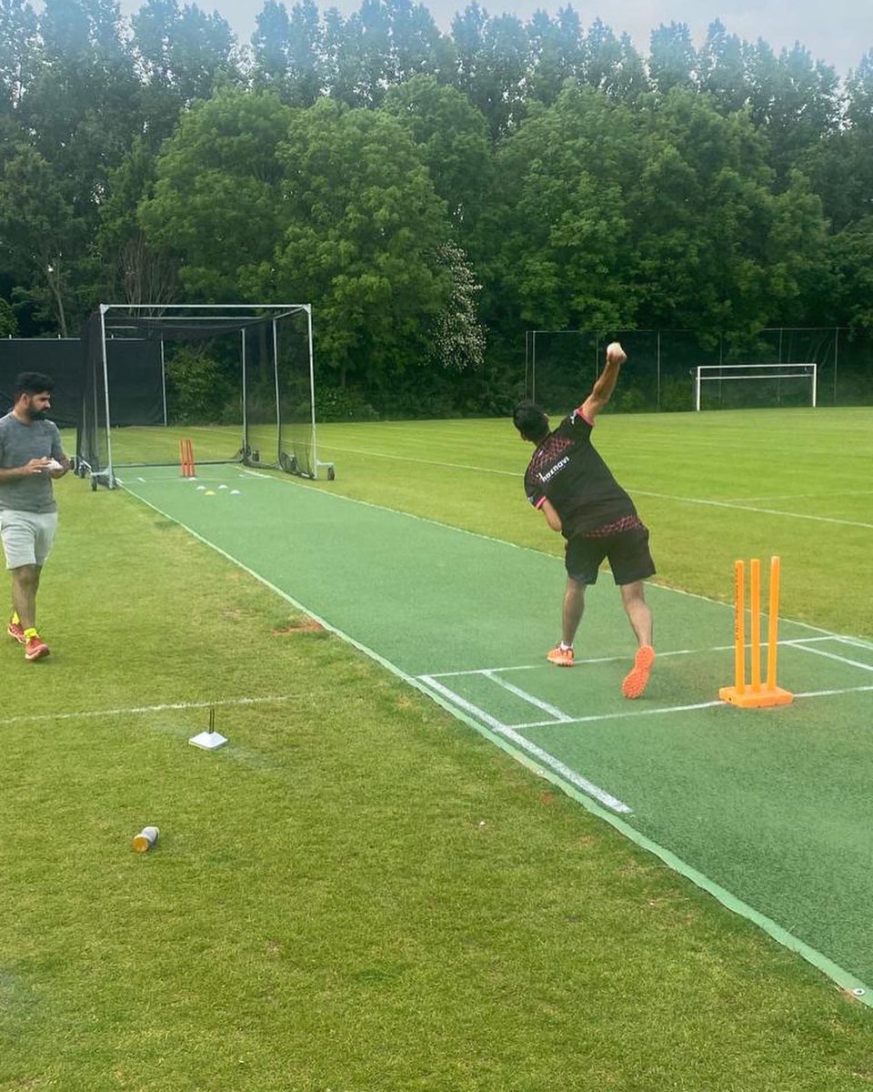 vvvCricket's tweet photo. Today we had some special guests at our training! Ex Dutch International and player of Sparta Cricket Club (Mudassar Bukhari) shared his experience with our fast bowlers! Mohsin Salman did help the wicketkeepers with fielding drills! #ThanksForTheSupport https://t.co/ORbY0TWv7H