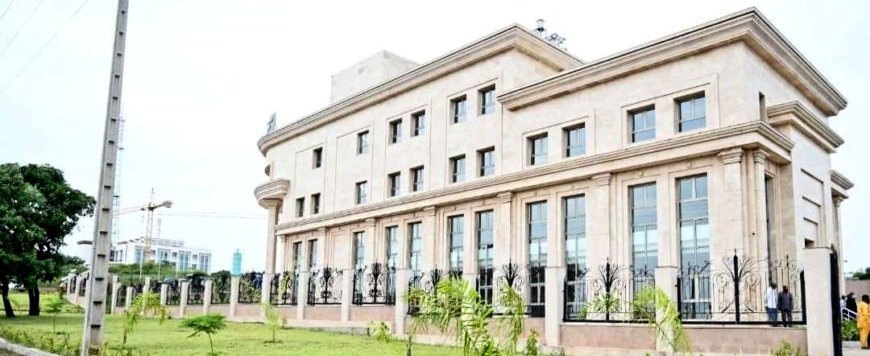 bahoro09's tweet photo. Notre administration. Une vue sur ce bâtiment flanbant neuf, siège de la diplomatie Guinéenne.

Ministre actuel, le Dr @morissanda.

#Guinée #DiplomatieGn #GouvGn #AdministrationGN #Kibaro https://t.co/hHvwDwFVEP