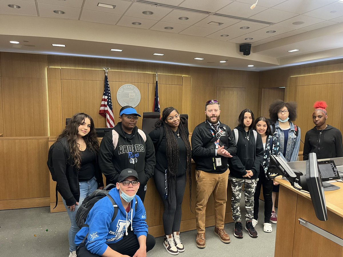 APGOPORCCA's tweet photo. The Governerds and Legal Eagles went to law school today to get us some lawing done. Had a blast. #cmlaw https://t.co/Oe2EgIdVF0