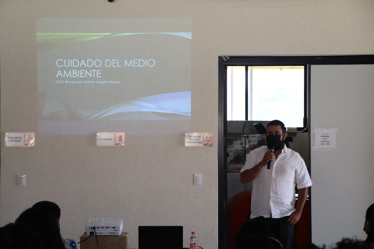 utsierrasuroax's tweet photo. En el marco del #DíaMundialDelReciclaje, estudiantes de la #UTSSO participaron en la conferencia “Cuidado del medio ambiente” impartió M.C.E. Raymundo Marlom Aragón, con la finalidad de hacer conciencia sobre la importancia que tiene el reciclaje, para la sostenibilidad. https://t.co/F9b43oGIR4