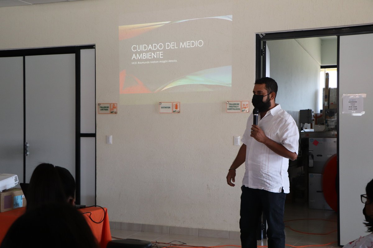 utsierrasuroax's tweet photo. En el marco del #DíaMundialDelReciclaje, estudiantes de la #UTSSO participaron en la conferencia “Cuidado del medio ambiente” impartió M.C.E. Raymundo Marlom Aragón, con la finalidad de hacer conciencia sobre la importancia que tiene el reciclaje, para la sostenibilidad. https://t.co/F9b43oGIR4