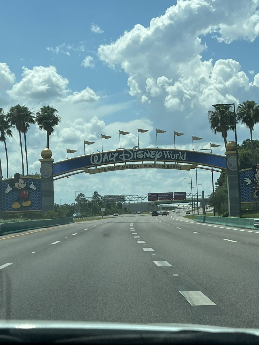EmmaTessaa's tweet photo. I said goodbye to Texas to live and work here… it’s a bittersweet, crazy life😅 https://t.co/KkCy4aAXuY