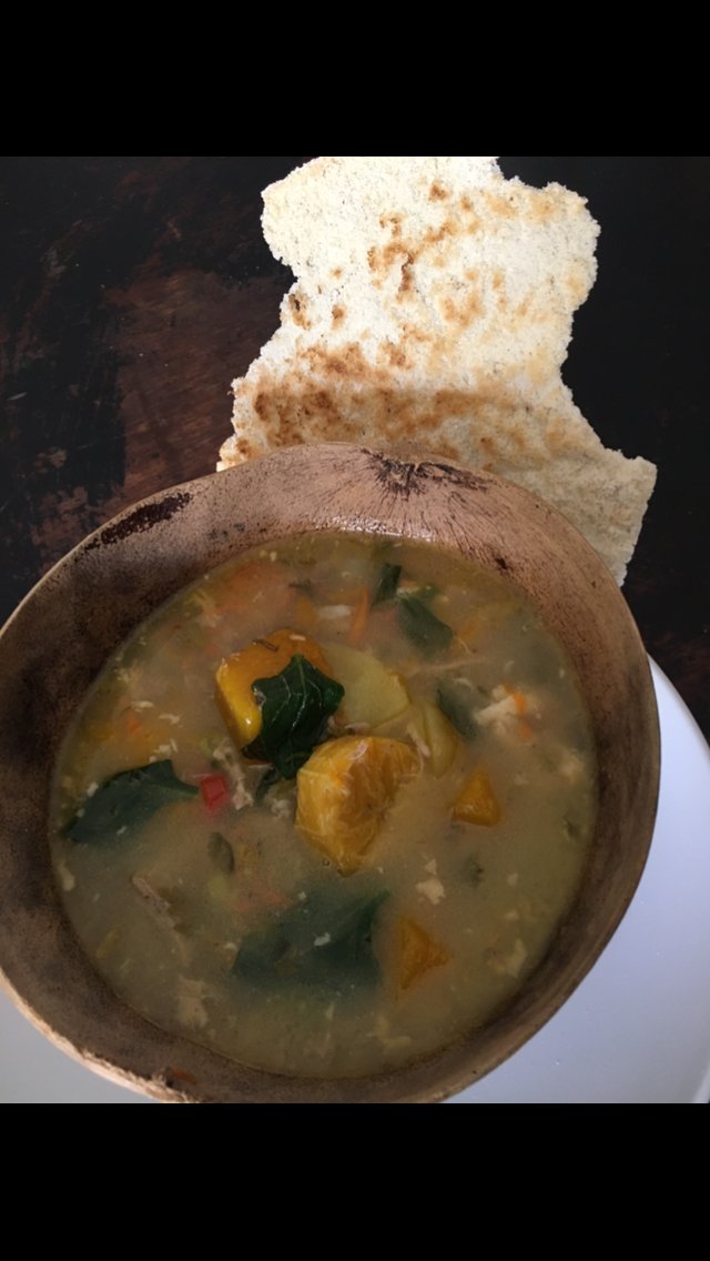 IsabelGurisa77's tweet photo. “Sopa con los cables cruzaos (pollo y costilla) y el infaltable casabe”

#I&amp;i #i&amp;i #I&amp;I
#Almuerzodehoy
#Sopa
#Casabe
#Comiendorico
#Comiendosano
#Facilyrapido
#Economicoysabroso
#Cocinaamateur https://t.co/4xEnxJJRTL