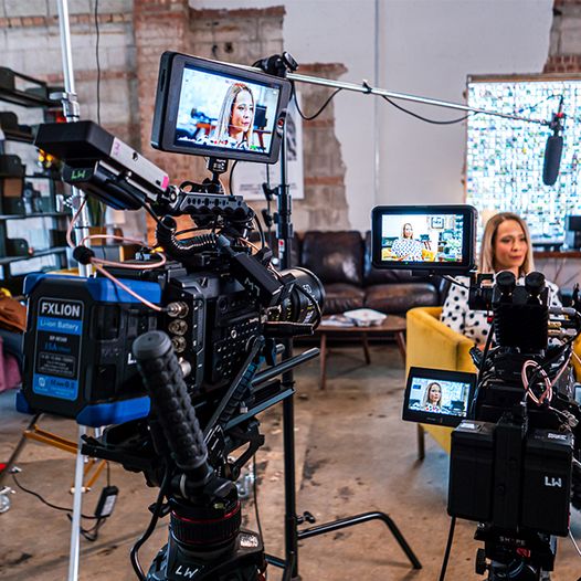 osee_tech's tweet photo. 🎤Filming interviews
🎥#OseeG7 monitor runs well with #URSAMiniProG2
📸by @leswooo
.
.
#moviemaking #onset #filmproduction #bts #cameragear #onlocation #videography #directorofphotography #setlife #cameragear #cinematography #filmmaking #producer #director #production #filmmaker https://t.co/jBR5ZqAIAy