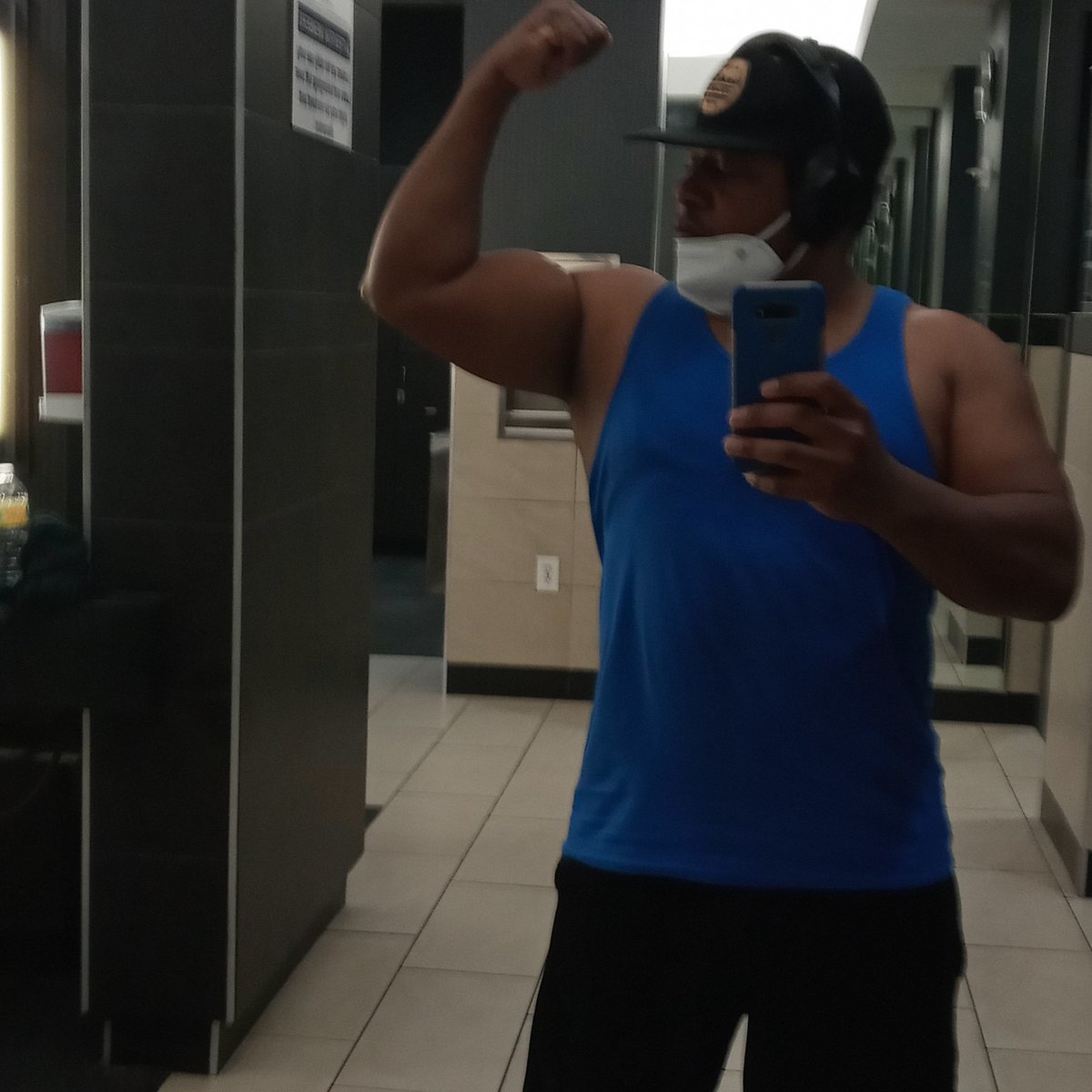 randallpp3's tweet photo. #bicep #bluetanktop #blackmusclemen #gymlockerroom #blackmuscles https://t.co/M8q4Jytagt