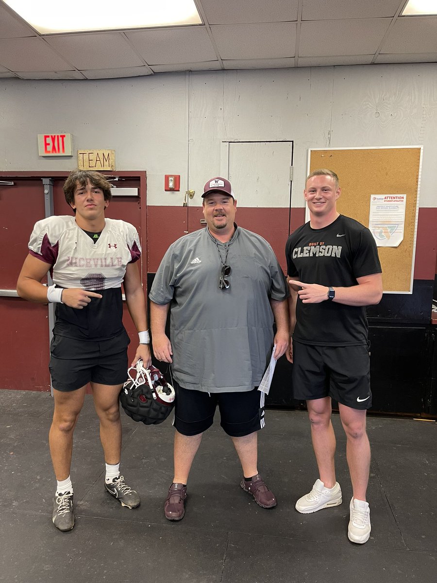 Special day. <a href="/Sage_Ennis/">Sage Ennis</a> came to talk to the Eagles. We had some high level conversations about TE play with <a href="/jadenmikhael/">Jp Mikhael</a>  #blessed to have coached so many good TEs.