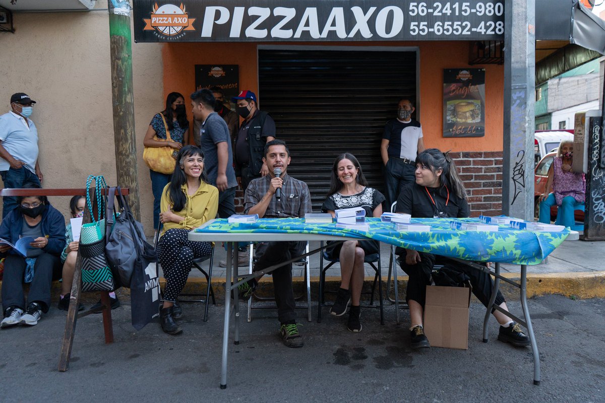 pitzileinbooks's tweet photo. Presentamos 'Conjuros de agua', nuestro nuevo libro, con la Asamblea General de pueblos, barrios, colonias y pedregales d Coyoacán (@aztecas_215), Adriana Salazar (@piedraquehabla), Carlos Gamboa y Brenda Anayatzin Ortiz. 
Les compartimos estas lindas fotos q nos tomó @austreale https://t.co/jrMsBPFMg6