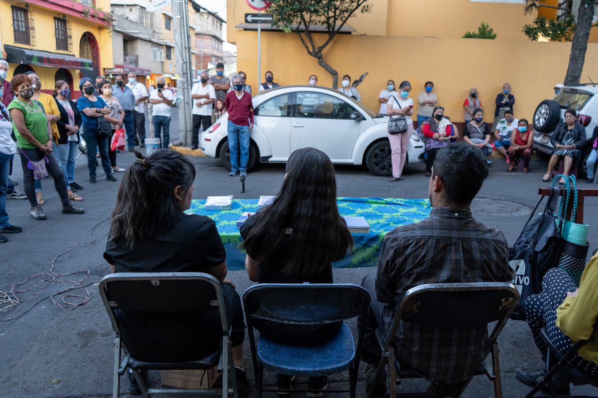 pitzileinbooks's tweet photo. Presentamos 'Conjuros de agua', nuestro nuevo libro, con la Asamblea General de pueblos, barrios, colonias y pedregales d Coyoacán (@aztecas_215), Adriana Salazar (@piedraquehabla), Carlos Gamboa y Brenda Anayatzin Ortiz. 
Les compartimos estas lindas fotos q nos tomó @austreale https://t.co/jrMsBPFMg6