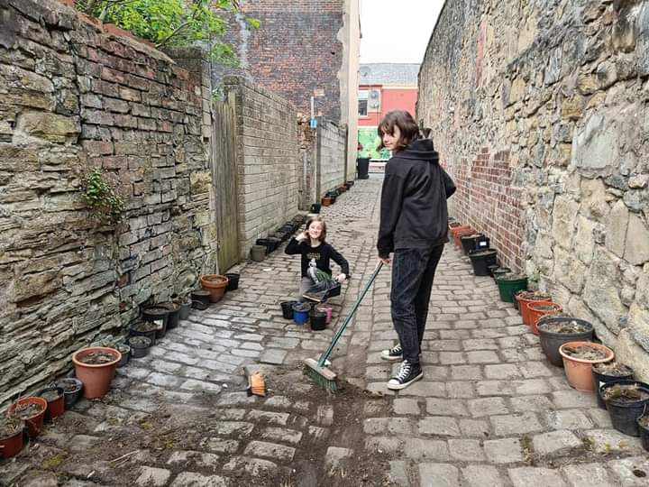 On Sunday Councillor Katrina Fielding and sons came over to see how we were getting on with the Hollins Grove alley #communitycleanup. She commented that it's looking great and kindly lent a hand while they were there too!
#Darwen #lancashire #streetgardening #lovewhereyoulive
