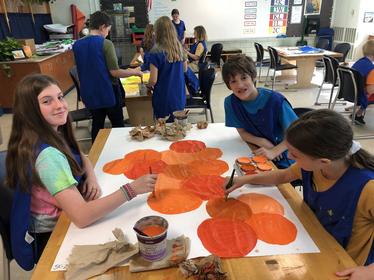 AndersonArtists's tweet photo. Fourth and fifth graders are adding to the collaborative mural that third graders started last week. So. Much. Painting!  I can’t wait to see all the pieces come together! #yes2tps #tpsand1 https://t.co/7oCjIuPBAO