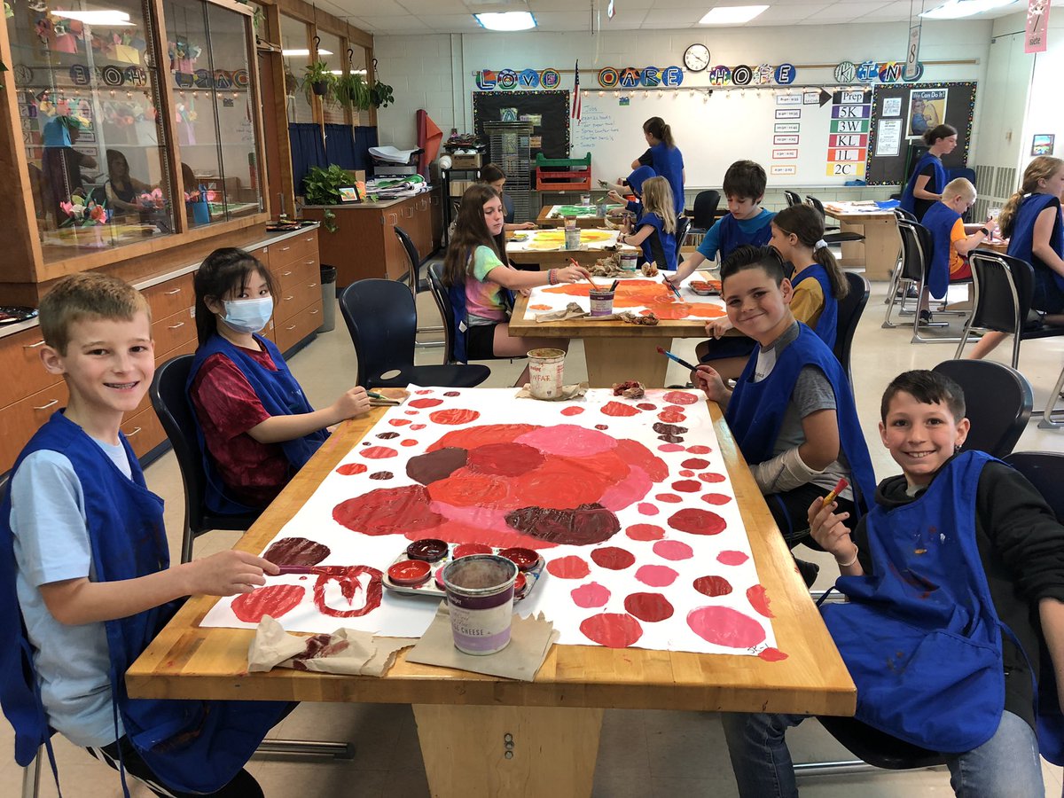 AndersonArtists's tweet photo. Fourth and fifth graders are adding to the collaborative mural that third graders started last week. So. Much. Painting!  I can’t wait to see all the pieces come together! #yes2tps #tpsand1 https://t.co/7oCjIuPBAO