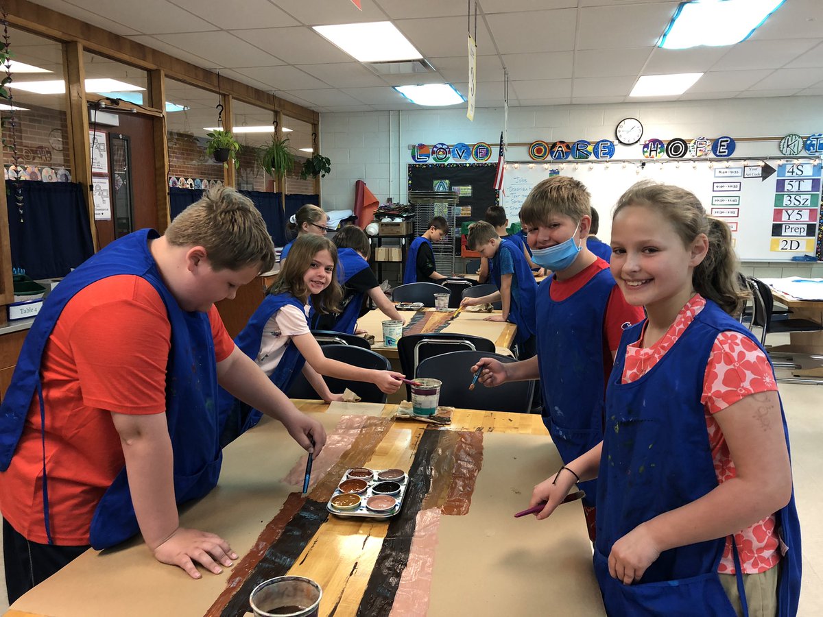 AndersonArtists's tweet photo. Fourth and fifth graders are adding to the collaborative mural that third graders started last week. So. Much. Painting!  I can’t wait to see all the pieces come together! #yes2tps #tpsand1 https://t.co/7oCjIuPBAO
