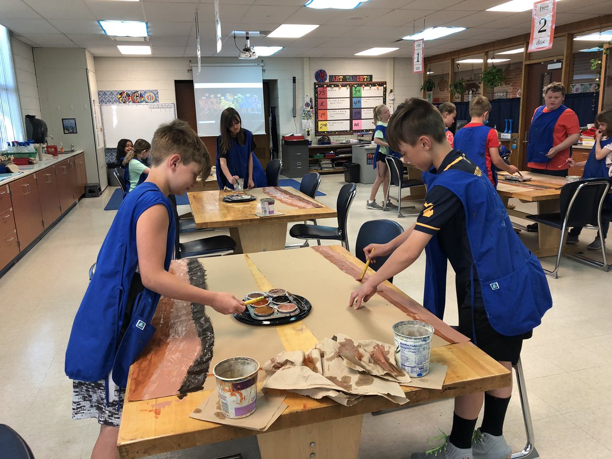 AndersonArtists's tweet photo. Fourth and fifth graders are adding to the collaborative mural that third graders started last week. So. Much. Painting!  I can’t wait to see all the pieces come together! #yes2tps #tpsand1 https://t.co/7oCjIuPBAO