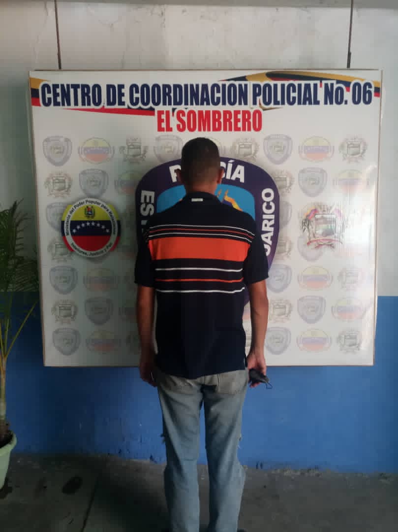 Guaricoseguro's tweet photo. #17May|| Comisión de @poliguarico15 aprehendió a un (01) ciudadano de 21 años de edad, quien se encuentra Solicitado por el Tribunal Militar 21 de Control del Estado Apure por el delito de Deserción..
#PoesíaLiberadora
#ElSombrero 
#CCP6 https://t.co/pVJ4pwDJxP