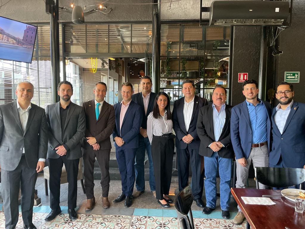 JonathanSteblin's tweet photo. Fue un placer reunirnos de nuevo con @CANACINTRACHIH1 junto con @QuebecMX y el Consejo Estatal Agropecuario de Chihuahua. Cuentan con nuestro apoyo para identificar proveedores canadienses para la industria chihuahuense 🇨🇦🇲🇽 @madavila8 @a_osoriop https://t.co/8ZpMUL9siS