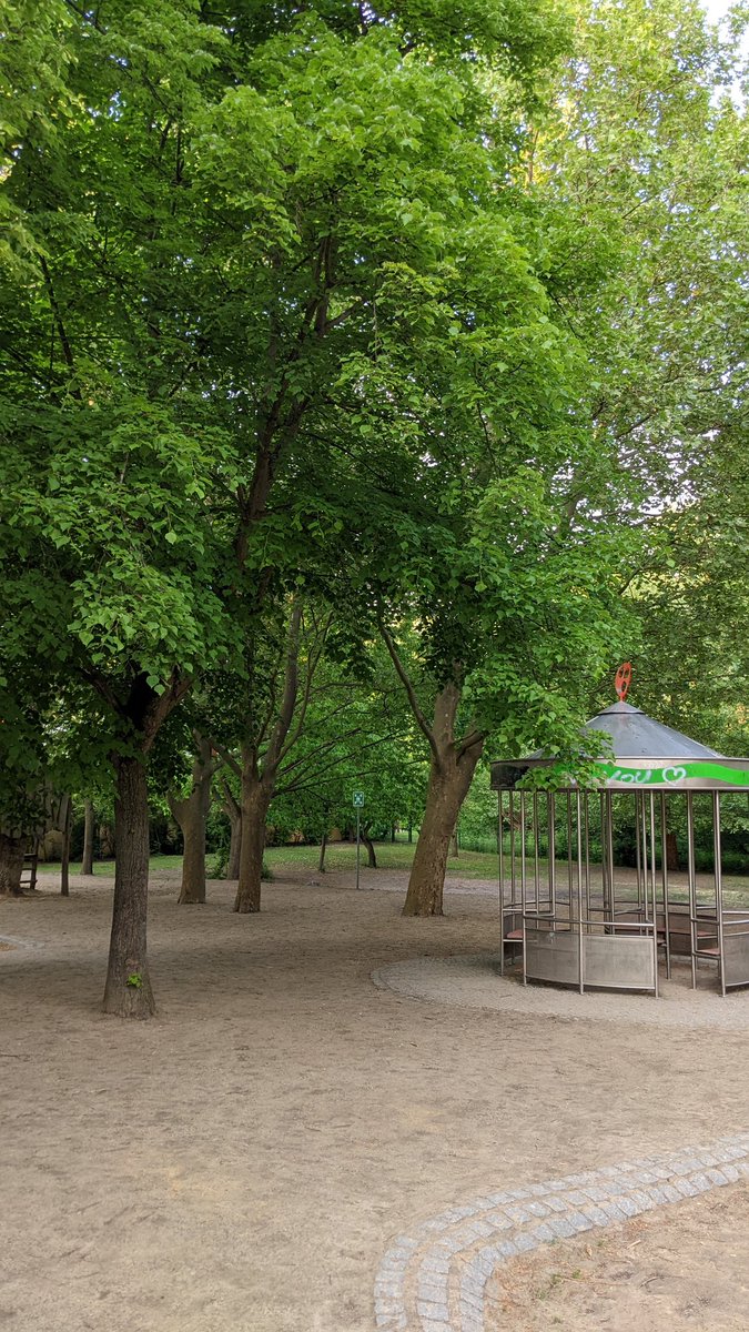 cervus's tweet photo. Beeindruckt haben mich das großzügige Außengelände und der imposante Baumbestand. Auch das naturnahe &amp; sportbetonte Umfeld bietet viel Potenzial für die Lernraumentwicklung der Schule. #schulbau #phasenull https://t.co/z6wSngAn70