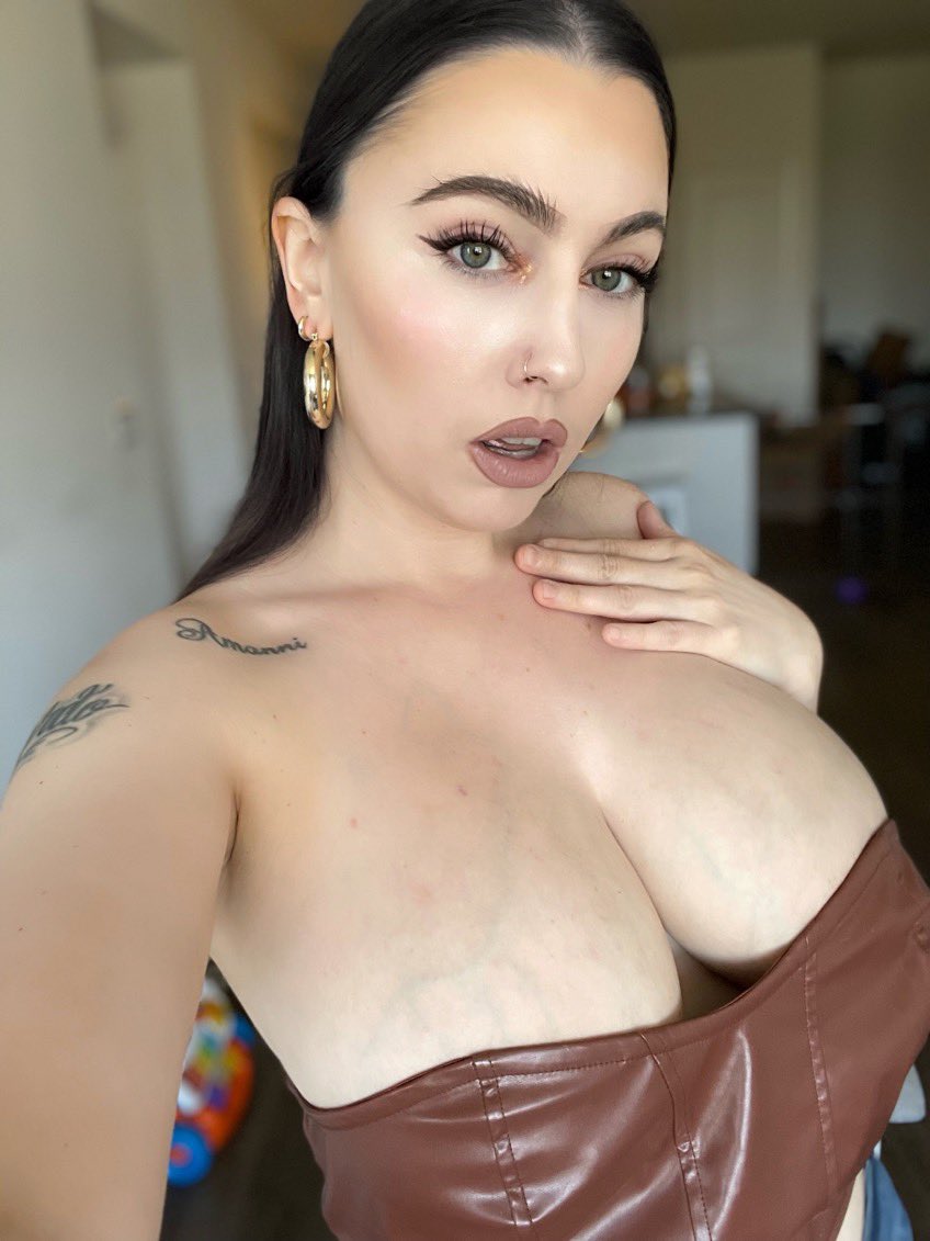 2 pic. Just posted this stunning nude photo set on my onlyfans. 🥵 https://t.co/0dZtQJxiCD