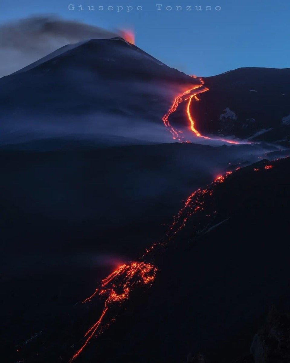 Ecco l'Etna questa sera, 17 Maggio 2022, vista da Serracozzo 🌋💥 Foto di Giuseppe Tonzuso 
#etna #etnanews #vulcano
