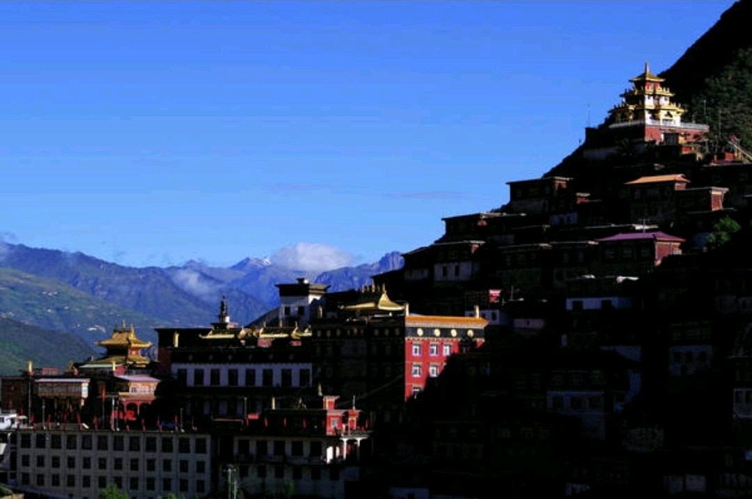 Baiyu Monastery is located in Ganzi Prefecture, western Sichuan Province. Initially built in 1665, with an elevation some 3,150 meters. It is one of the six “Mother Monasteries” that follow the Nyingma school of thought, or the Ancient Translation Tradition of Tibetan Buddhism.