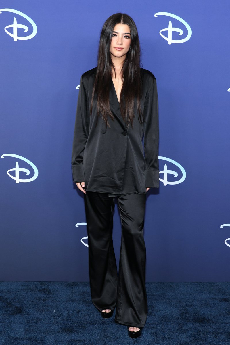 OnTheRedCarpet's tweet photo. .@charlidamelio and @dixiedamelio from @dameliofamily have arrived at the 2022 ABC Disney Upfront at Basketball City Pier 36 in New York City.
(Photo: Dia Dipasupil/Getty Images) #abcupfronts @hulu https://t.co/gcUa1nIX6n