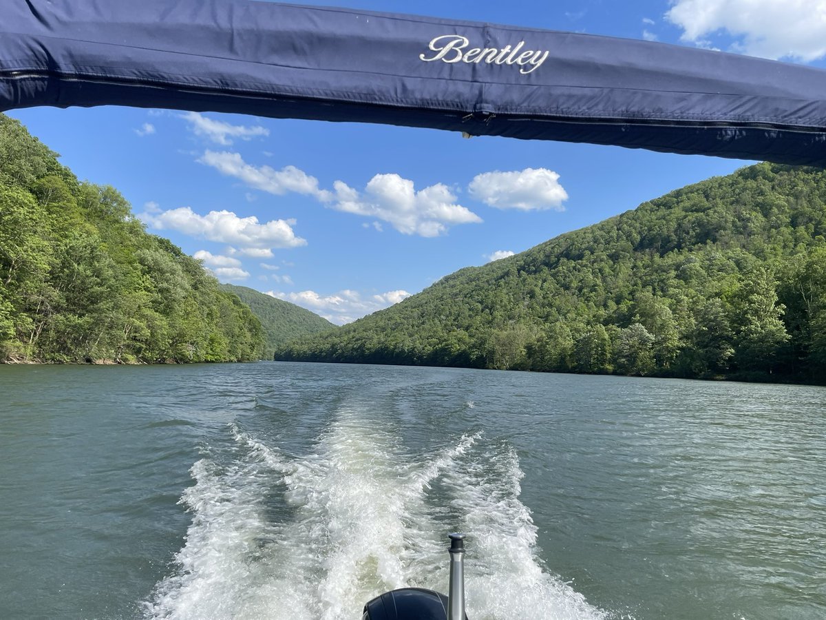 LerfaldNate's tweet image. My happiest place.  Nothing better than sun, water, and being surrounded by mountains of green.  #laketherapy