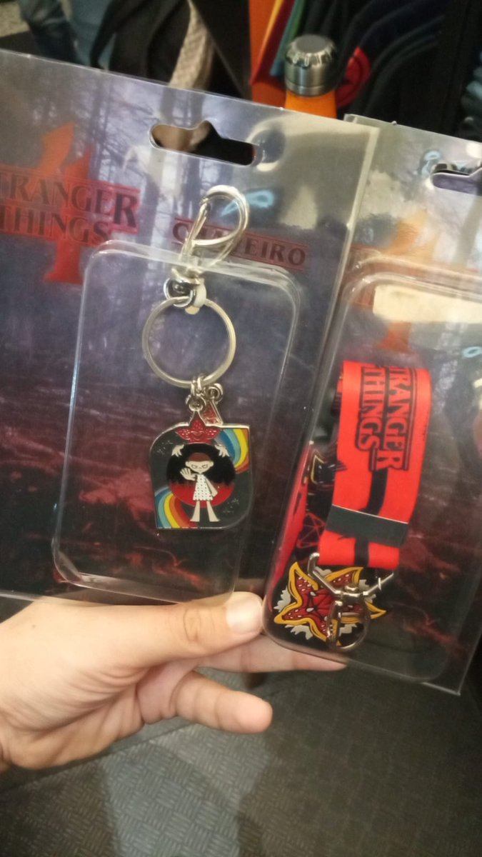 strangerth1ngs5's tweet photo. 🚨A piticas perto da minha casa já está com a nova coleção! https://t.co/p32r85hgKY