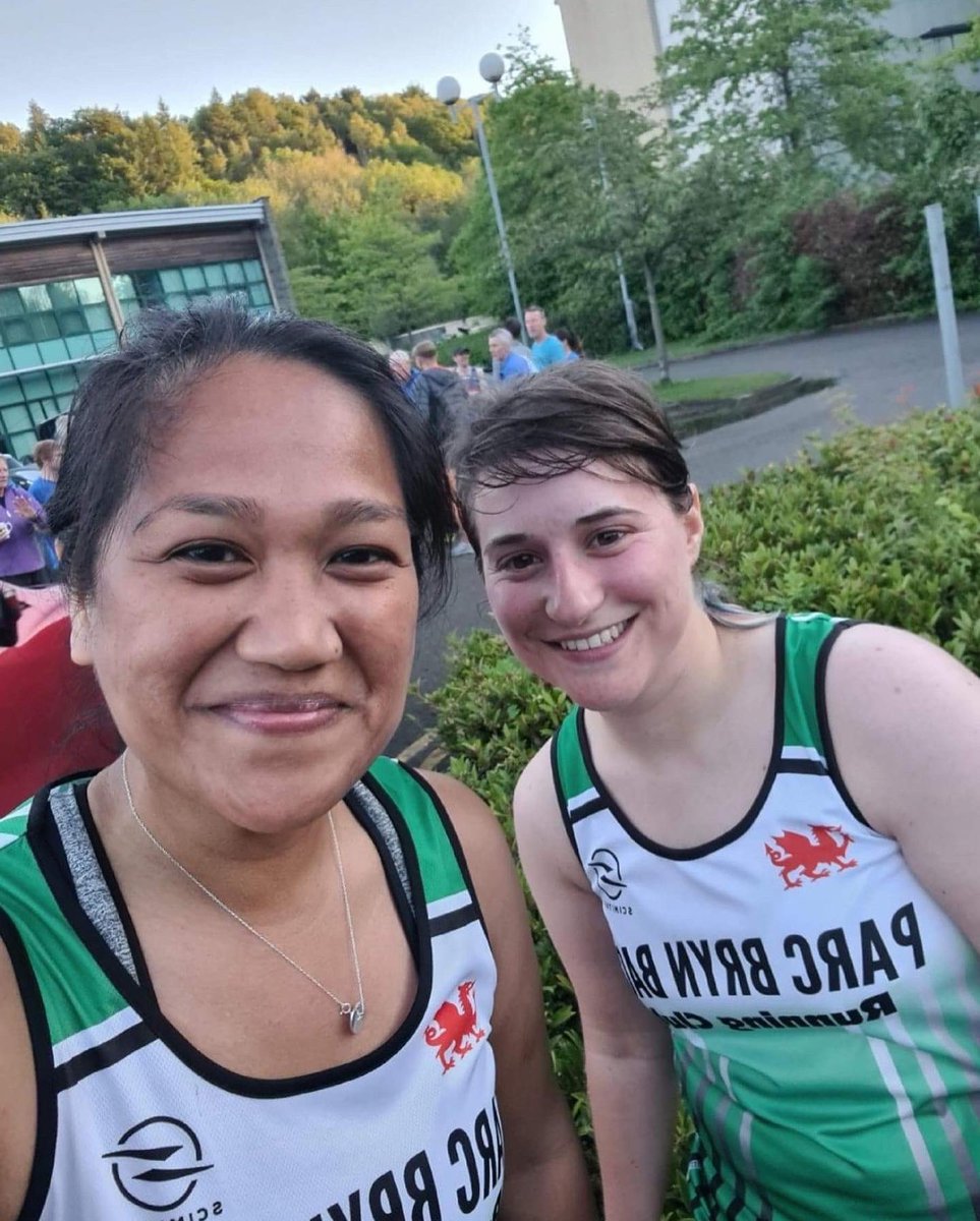alexthomas1610's tweet photo. Loved being back in the green vest tonight, but racing day 1 post flare wasn’t a good idea 🤢. A lot slower than I’d like but got it done even with the pain, bloating and nausea. 
Plenty to build on for race 2 💪
#glcl #roadracing #pbbrc #livingwithendometriosis #runningwithendo https://t.co/spvhcl0UA8