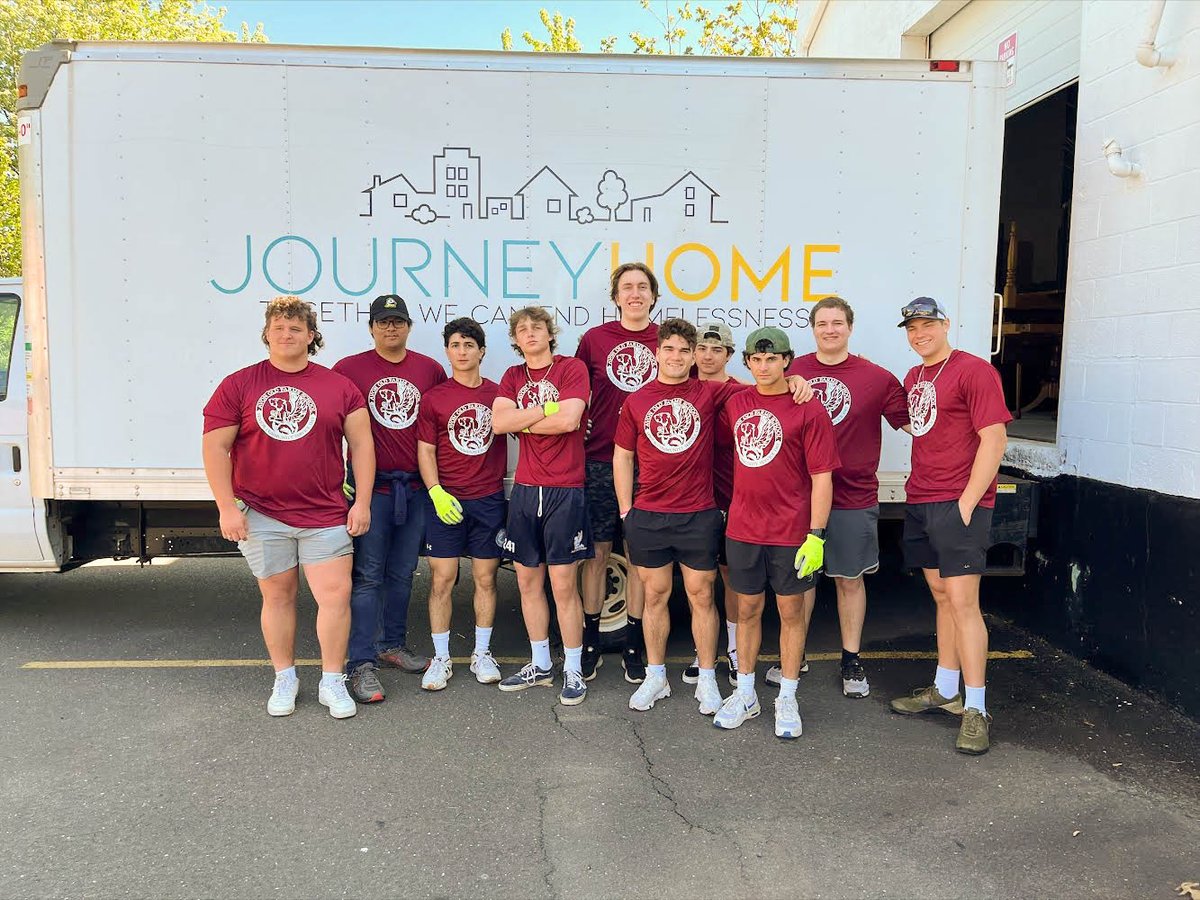 avonoldfarms's tweet photo. Our seniors were out and about today for their spring #CommunityServiceDay! #IntegrityatAvon #workinghard https://t.co/hNUbGWpKJZ