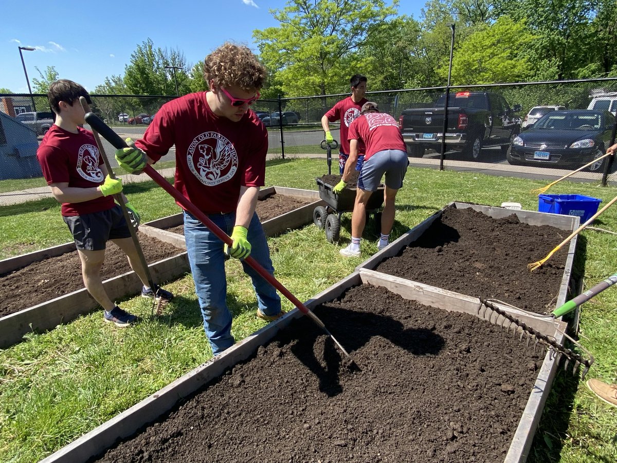 avonoldfarms's tweet photo. Our seniors were out and about today for their spring #CommunityServiceDay! #IntegrityatAvon #workinghard https://t.co/hNUbGWpKJZ