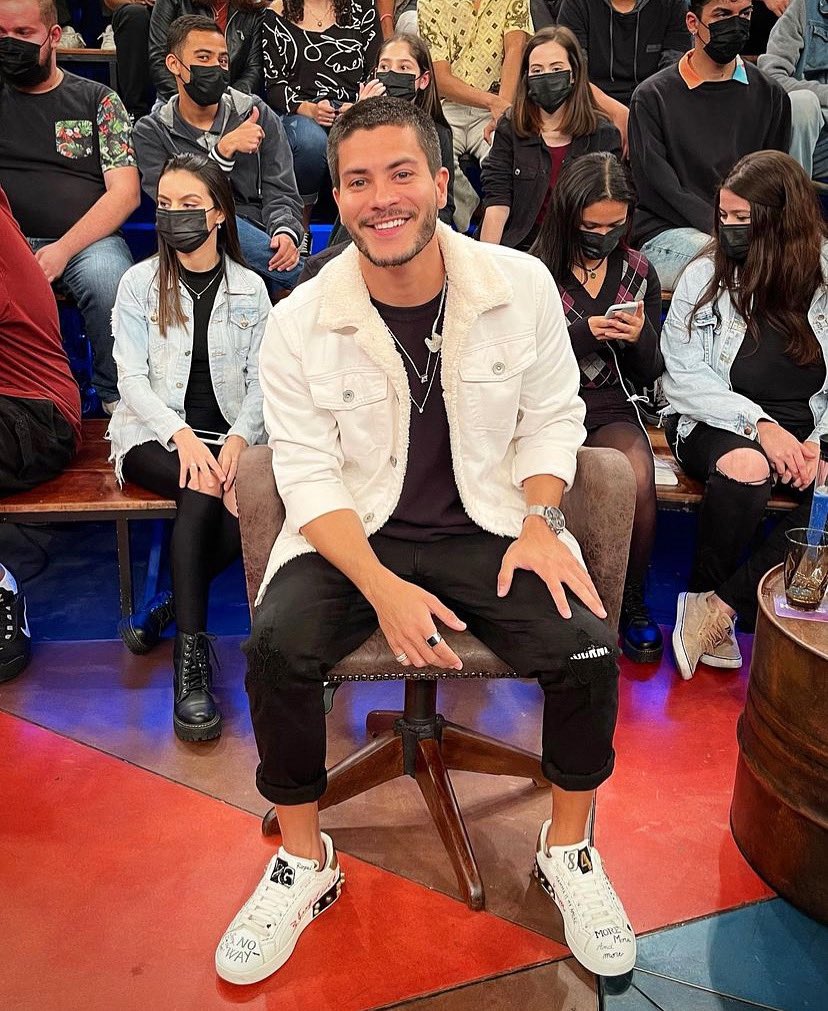 centralarthurof's tweet photo. Foto exclusiva do Arthur no programa Altas Horas! https://t.co/MTf84PhVsl