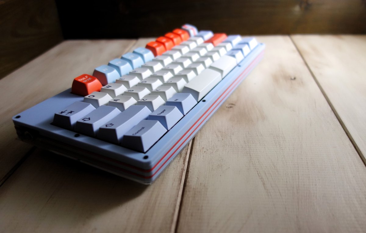 遊舎工房の半額セールで買ったアクリルプレートが届いたので早速装着。
カワイイ！けどキーキャップでクールよりな感じ。
新色のパステルのブルー、いい感じです。
上面マットで大正解でしたｂ
#自作キーボード #遊舎工房 #Reviung53