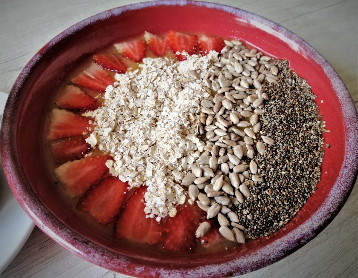 Earthdrifter's tweet photo. A smoothie bowl with strawberries, oats, sunflower and chia seeds added.  #divinity #tropicalfood https://t.co/4xR76MIF73