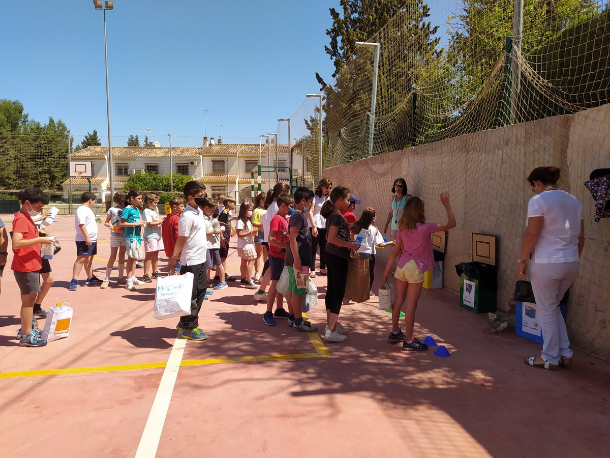 CeipReinaSofia's tweet photo. 17M: ENCESTA LA BASURA, juegos en Educación Física para reciclar correctamente. @ProEdSaludable @ProInnoAnd @EcoescuelasAND https://t.co/kToXYrAIh9