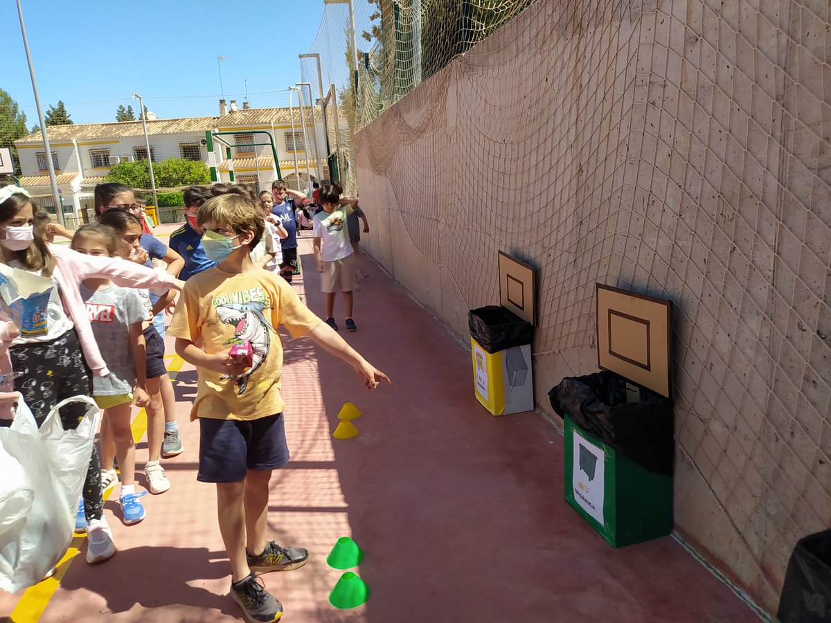 CeipReinaSofia's tweet photo. 17M: ENCESTA LA BASURA, juegos en Educación Física para reciclar correctamente. @ProEdSaludable @ProInnoAnd @EcoescuelasAND https://t.co/kToXYrAIh9