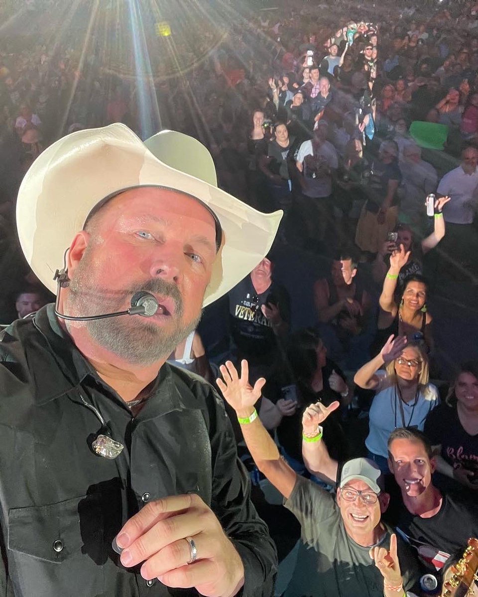 CCVroom's tweet photo. Lucky enough to be up front at the Friday show. And, for those that know me, selfies are a thing. @garthbrooks helped me with this one! Thanks, G! #GARTHinCINCY https://t.co/Cg6Y1UQofi