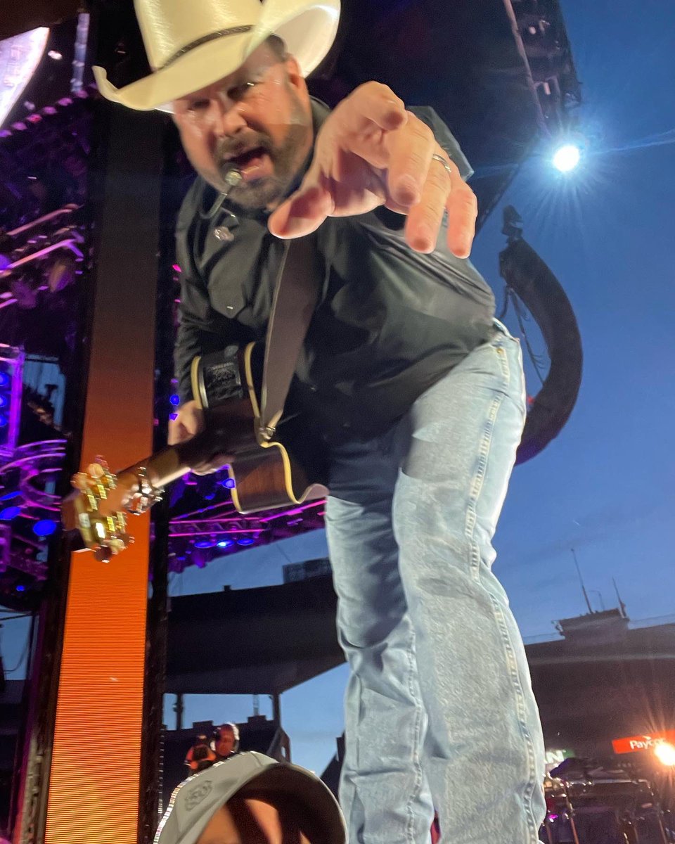 CCVroom's tweet photo. Lucky enough to be up front at the Friday show. And, for those that know me, selfies are a thing. @garthbrooks helped me with this one! Thanks, G! #GARTHinCINCY https://t.co/Cg6Y1UQofi