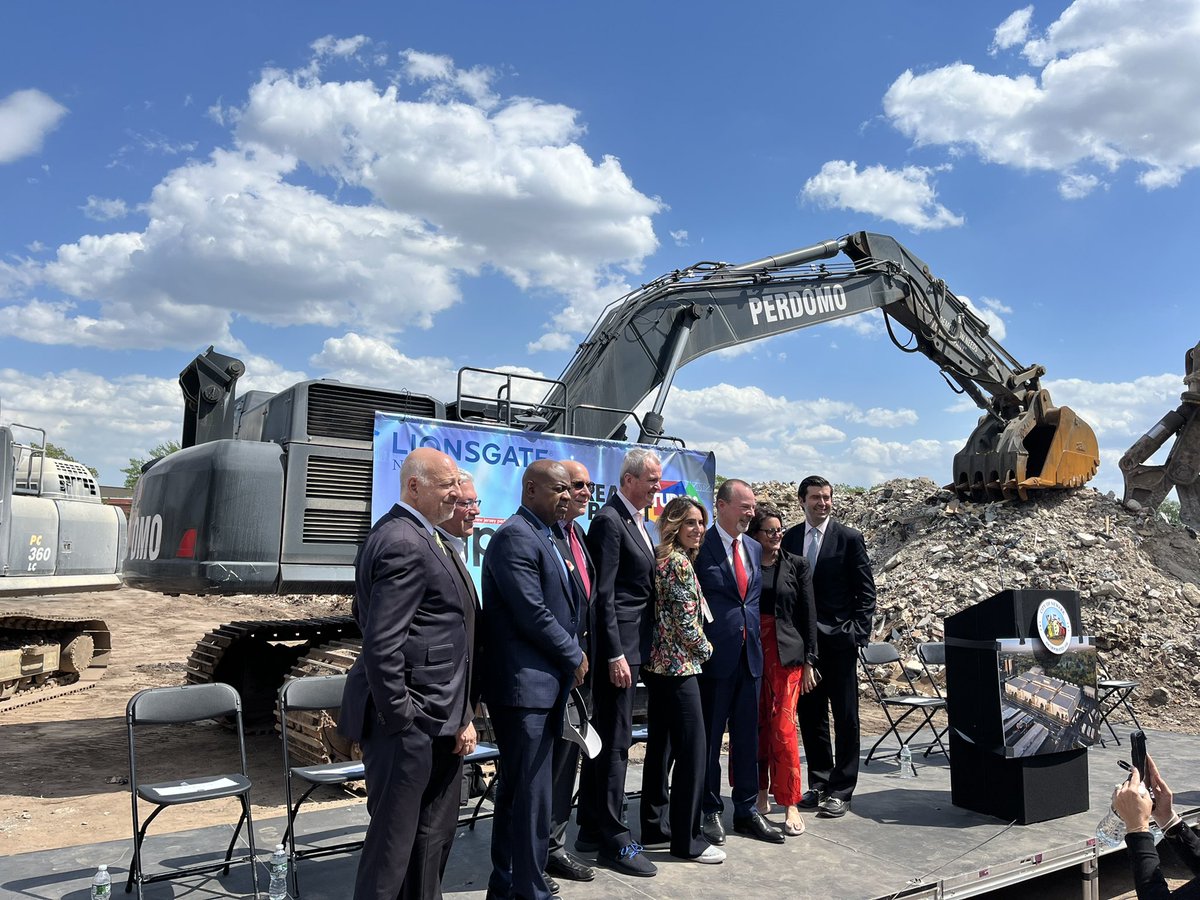 aisha_glover's tweet photo. Today was a #greatDayinNewark with @NJPAC’s announcement of new #filmstudios in the mighty #southward with @Lionsgate. Proud to have played a small role! 🎥 💪🏽 @NewJerseyEDA @CityofNewarkNJ @SenMTeresaRuiz @AswPintorMarin #newarkForward @rasjbaraka @GovMurphy https://t.co/wnhlyXMu8m