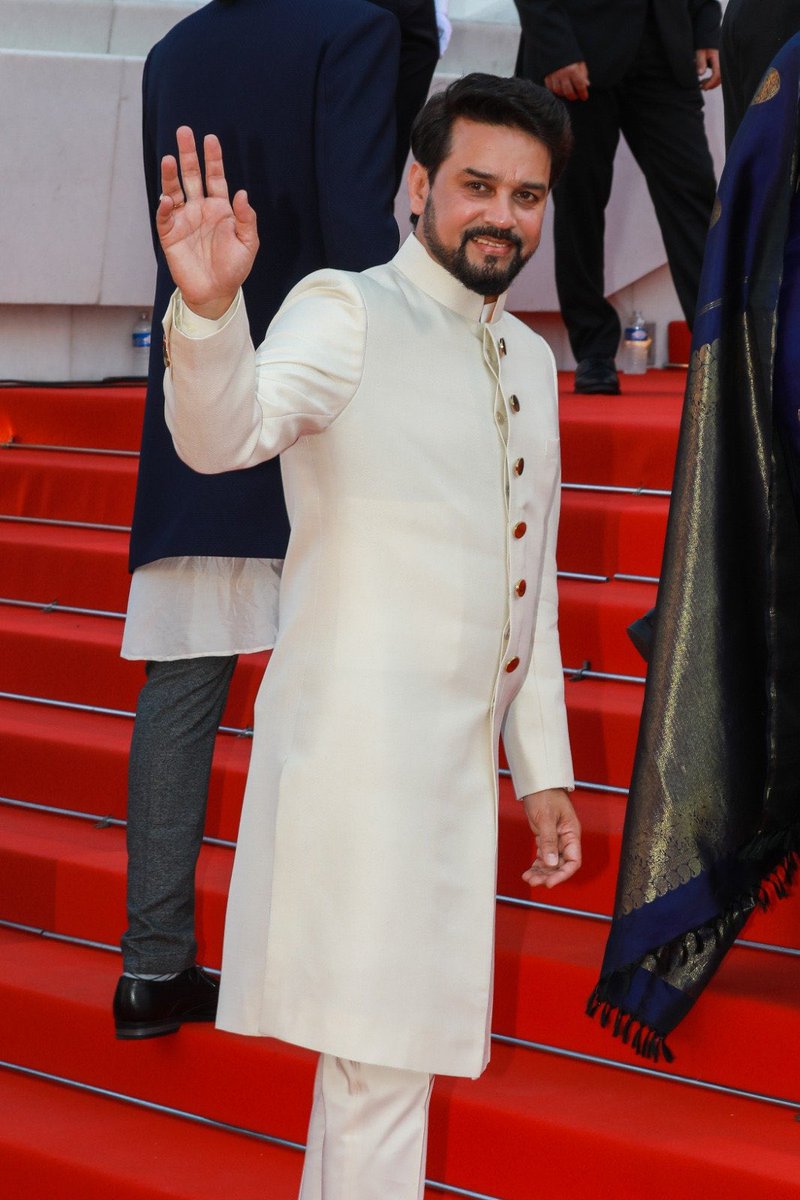 rjfahad's tweet image. Ohhoo hooo the Mughalized derivative of the Caucasian dress. 
Langot would have been in sync Sir 

#DoubleFault