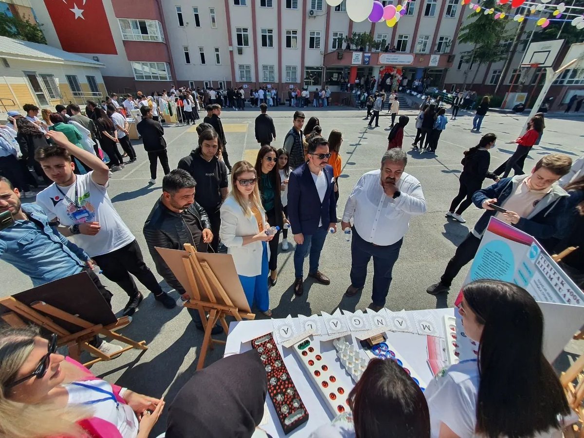 halilakkanatcpl's tweet photo. TÜBİTAK 4006 Bilim Fuarında gorev alan öğrenci ve öğretmenlerimizi tebrik ederiz. Calismalarinin duvarlarını dileriz.
@tcmeb 
@istanbulilmem 
@esenyurtmem 
@vdtctn2 https://t.co/4F2BABLUBx
